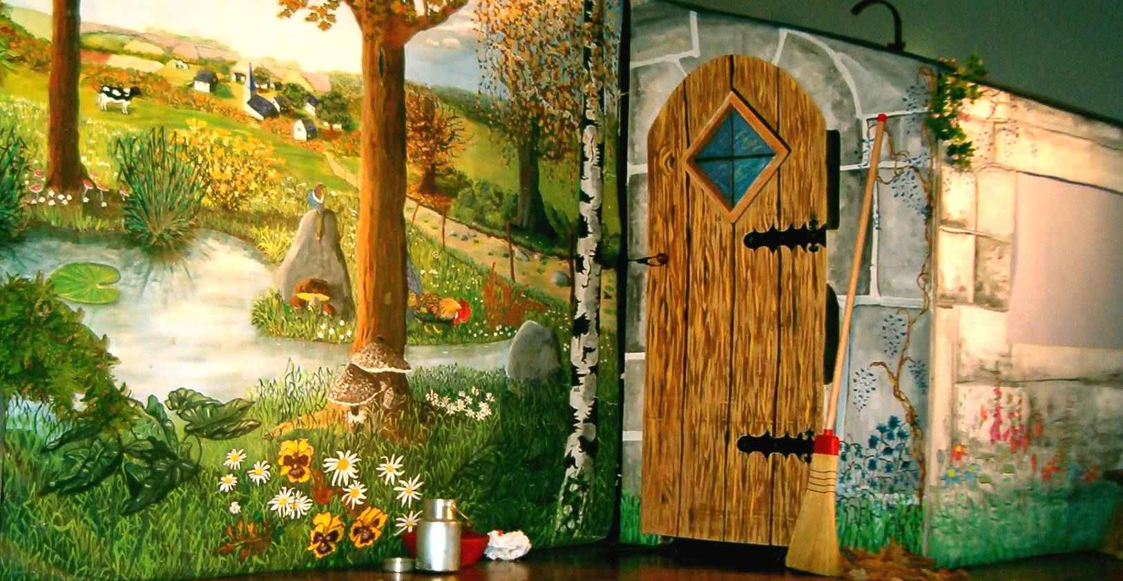 On peut entrer par la porte et visiter dans la petite cabane d'Ernestine apr&egrave;s le spectacle !!